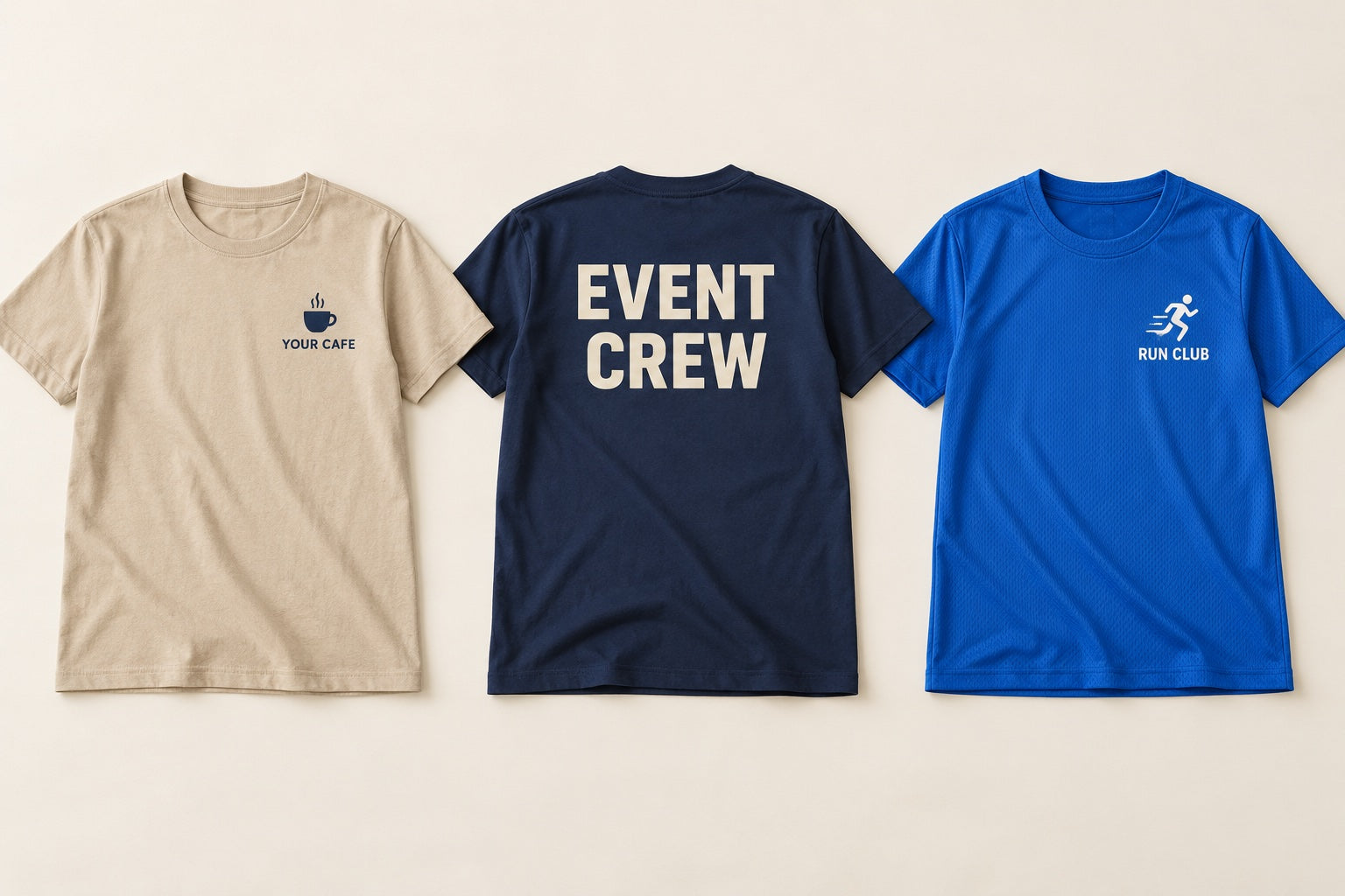 胸にカフェロゴを入れたベージュのTシャツ、背中にEVENT CREWを入れた紺のTシャツ、RUN CLUBの青いTシャツのデザイン例
